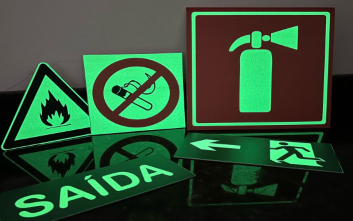 Placas com adesivos fotoluminescente